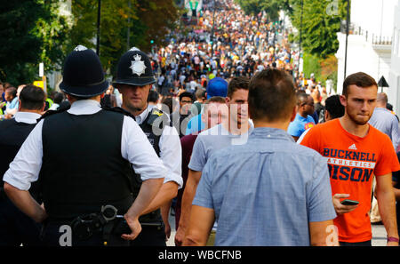 LONDON - 23 AUG 28: Ladbroke Grove Street mit tausend Leute an der Notting Hill Carnival, der größten in Europa, am 28.August 2017, London, UK. Karneval nehmen Stockfoto