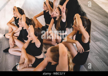 Lehrer und Kinder trainieren Tanz und Ballett in Dance School Stockfoto