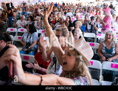 Orange County, USA. 25 Aug, 2019. Menschen nehmen an der 20. Elvis Festival am 42. Jahrestag von Elvis Presley's Tod in Garden Grove, Kalifornien, USA, August 25, 2019 zu markieren. Credit: Qian Weizhong/Xinhua Stockfoto