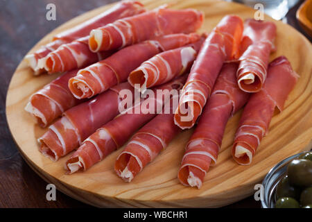 Spanisch Essen Brötchen von Prosciutto di Parma an der hölzernen Schreibtisch, in der Nähe Stockfoto