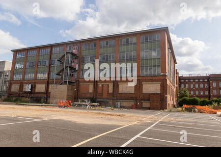 Die Horlick's Factory, Slough, Berkshire, wurde inzwischen außer Betrieb genommen. Dieses Gebäude wurde zur Vorbereitung der Umgestaltung des Standorts abgerissen. Stockfoto