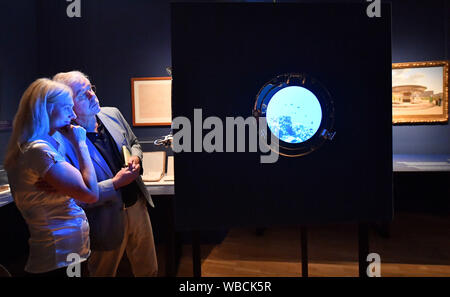 Weimar, Deutschland. 26 Aug, 2019. Bei einer Tour durch die Presse, ein Mann und eine Frau beobachten, die Video- Installation in der Ausstellung "Abenteuer der Vernunft. Goethe und die Naturwissenschaften um 1800". Unter anderem die Klassik Stiftung zeigt 400 Objekte aus der eigenen wissenschaftlichen Sammlung Goethes von 23.000 Tierische und pflanzliche Zubereitungen, Mineralien und experimentelle Geräte von Johann Wolfgang von Goethes eigenen Naturwissenschaftliche Sammlung in der Show, die auf der Schiller Museum Weimar vom 27. August bis zum 5. Januar gesehen werden kann. Foto: Martin Schutt/dpa-Zentralbild/dpa/Alamy leben Nachrichten Stockfoto