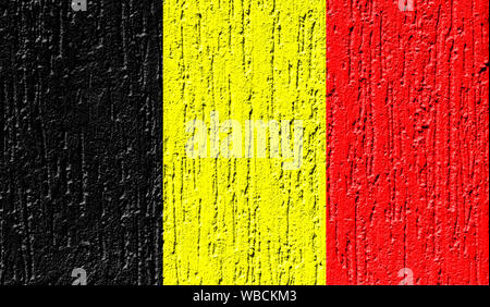 Flagge von Belgien schließen bis auf ein gerissenes Wand gemalt Stockfoto