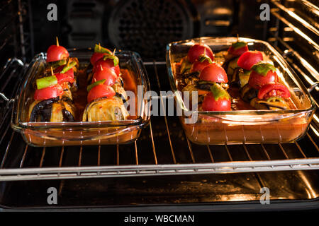 Türkische Islim Köfte Kebab mit Fleischbällchen und Cherry Tomaten eingewickelt in Aubergine/Auberginenscheiben auf ein Backblech. Traditionelle Speisen. Stockfoto