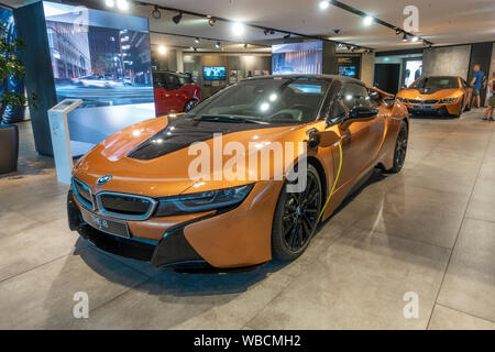 Ein BMW i8 Roadster (2019) BMW Welt, eine gemeinsame Ausstellung, Museum und Veranstaltungsort, neben dem BMW-Werk in München, Bayern, Deutschland. Stockfoto