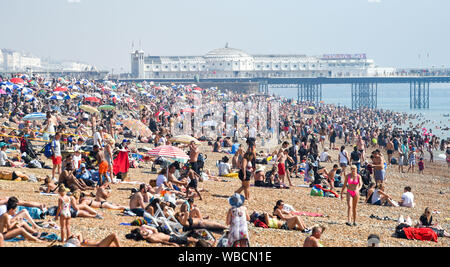 Brighton, UK. 26. August 2019. Brighton Beach ist auf August Bank Holiday Montag in der heißen Sonne gepackt, da die Temperaturen in den 20er Jahren wieder anzusteigen. Gestern sah Rekordtemperaturen für eine August Bank Holiday in West London gesetzt wird. Foto: Simon Dack/Alamy leben Nachrichten Stockfoto