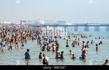 Brighton, UK. 26. August 2019. Brighton Beach ist auf August Bank Holiday Montag in der heißen Sonne gepackt, da die Temperaturen in den 20er Jahren wieder anzusteigen. Gestern sah Rekordtemperaturen für eine August Bank Holiday in West London gesetzt wird. Foto: Simon Dack/Alamy leben Nachrichten Stockfoto