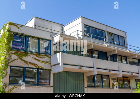 Balkon und Dachbereich der Connollystraße 31, Ort der Belagerung des Münchner Massakers während der Olympischen Sommerspiele 1972 in München. Stockfoto