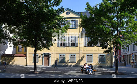 Weimar, Deutschland. 26 Aug, 2019. Passanten sitzen vor dem Schillerhaus. Hier die Ausstellung "Abenteuer der Vernunft. Goethe und die Naturwissenschaften um 1800". Unter anderem die Klassik Stiftung zeigt 400 Objekte aus Johann Wolfgang von Goethe (1749-1832) eigene wissenschaftliche Sammlung von 23.000 Tierische und pflanzliche Zubereitungen, Mineralien und experimentelle Geräte in der Show, die auf der Schiller Museum Weimar vom 27. August bis zum 5. Januar gesehen werden kann. Foto: Martin Schutt/dpa-Zentralbild/dpa/Alamy leben Nachrichten Stockfoto