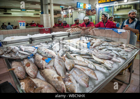 Mina Hafen Fisch Souk, einer der ältesten Märkte in Abu Dhabi, Vereinigte Arabische Emirate. Stockfoto