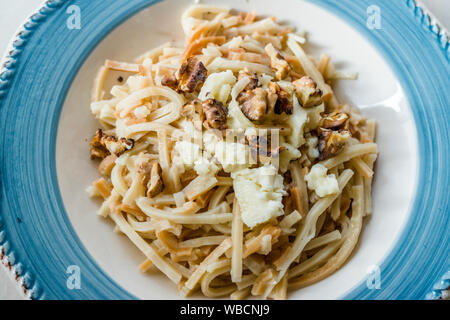Türkische Hausmannskost Nudel/Eriste mit Käse und Walnüssen. Ökologische Lebensmittel. Stockfoto