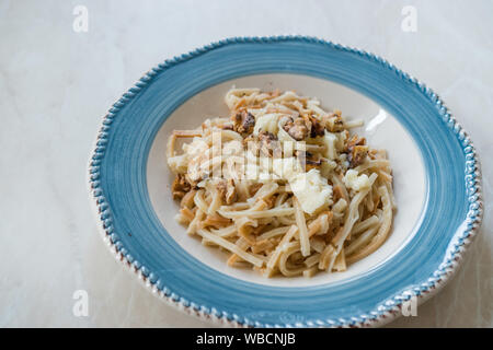 Türkische Hausmannskost Nudel/Eriste mit Käse und Walnüssen. Ökologische Lebensmittel. Stockfoto