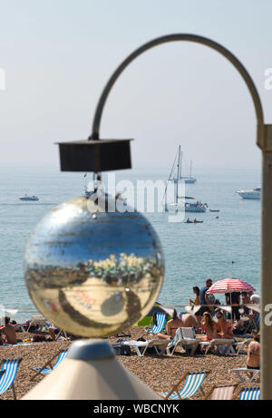 Brighton, UK. 26. August 2019. Brighton Beach ist auf August Bank Holiday Montag in der heißen Sonne gepackt, da die Temperaturen in den 20er Jahren wieder anzusteigen. Gestern sah Rekordtemperaturen für eine August Bank Holiday in West London gesetzt wird. Foto: Simon Dack/Alamy leben Nachrichten Stockfoto