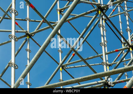 Metallrohr frame Struktur auf und blauer Himmel. Industriebau aus Rohren hebt nach oben. Und Verbindungselemente. Stra Stockfoto