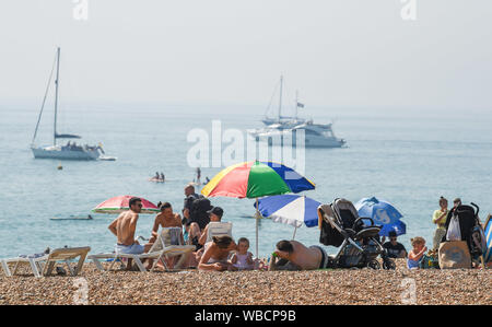 Brighton, UK. 26. August 2019. Brighton Beach ist auf August Bank Holiday Montag in der heißen Sonne gepackt, da die Temperaturen in den 20er Jahren wieder anzusteigen. Gestern sah Rekordtemperaturen für eine August Bank Holiday in West London gesetzt wird. Foto: Simon Dack/Alamy leben Nachrichten Stockfoto