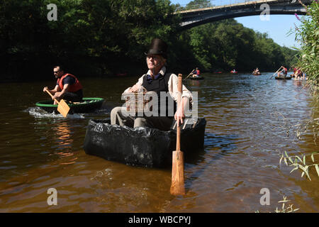 Ironbridge, Shropshire, Großbritannien, 26. August 2019. Für den Zeitraum Conwy Richards bei der jährlichen Ironbridge Coracle Regatta auf dem Fluss Severn gekleidet. Quelle: David Bagnall/Alamy leben Nachrichten Stockfoto