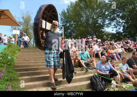 Ironbridge, Shropshire, Großbritannien, 26. August 2019. Bank Holiday Menge zusehen, wie ein anderer Wettbewerber für das Wasser Leiter der jährlichen Ironbridge Coracle Regatta auf dem Fluss Severn. Quelle: David Bagnall/Alamy leben Nachrichten Stockfoto