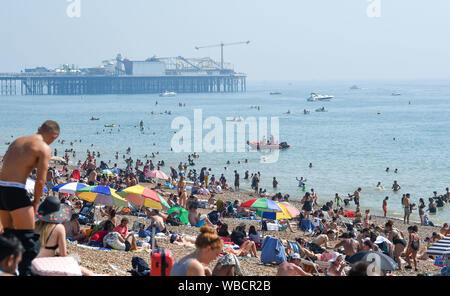 Brighton, UK. 26. August 2019. Brighton Beach ist auf August Bank Holiday Montag in der heißen Sonne gepackt, da die Temperaturen in den 20er Jahren wieder anzusteigen. Gestern sah Rekordtemperaturen für eine August Bank Holiday in West London gesetzt wird. Foto: Simon Dack/Alamy leben Nachrichten Stockfoto