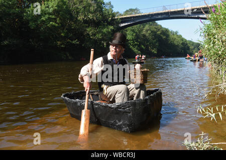 Ironbridge, Shropshire, Großbritannien, 26. August 2019. Für den Zeitraum Conwy Richards bei der jährlichen Ironbridge Coracle Regatta auf dem Fluss Severn gekleidet. Quelle: David Bagnall/Alamy leben Nachrichten Stockfoto