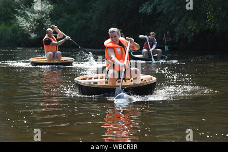 Ironbridge, Shropshire, Großbritannien, 26. August 2019. Alice Station verlassen die Jungen in ihrem Gefolge in den Vorläufen der jährlichen Ironbridge Coracle Regatta auf dem Fluss Severn. Quelle: David Bagnall/Alamy leben Nachrichten Stockfoto