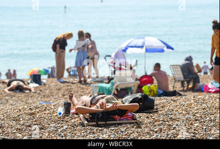 Brighton, UK. 26. August 2019. Brighton Beach ist auf August Bank Holiday Montag in der heißen Sonne gepackt, da die Temperaturen in den 20er Jahren wieder anzusteigen. Gestern sah Rekordtemperaturen für eine August Bank Holiday in West London gesetzt wird. Foto: Simon Dack/Alamy leben Nachrichten Stockfoto