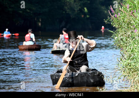 Ironbridge, Shropshire, Großbritannien, 26. August 2019. Für den Zeitraum Conwy Richards bei der jährlichen Ironbridge Coracle Regatta auf dem Fluss Severn gekleidet. Quelle: David Bagnall/Alamy leben Nachrichten Stockfoto