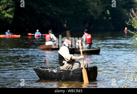 Ironbridge, Shropshire, Großbritannien, 26. August 2019. Für den Zeitraum Conwy Richards bei der jährlichen Ironbridge Coracle Regatta auf dem Fluss Severn gekleidet. Quelle: David Bagnall/Alamy leben Nachrichten Stockfoto