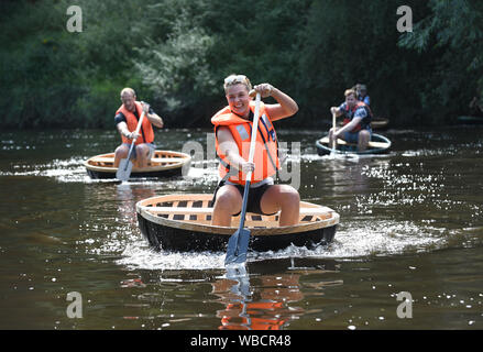 Ironbridge, Shropshire, Großbritannien, 26. August 2019. Alice Station verlassen die Jungen in ihrem Gefolge in den Vorläufen der jährlichen Ironbridge Coracle Regatta auf dem Fluss Severn. Quelle: David Bagnall/Alamy leben Nachrichten Stockfoto