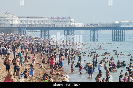 Brighton, UK. 26. August 2019. Brighton Beach ist auf August Bank Holiday Montag in der heißen Sonne gepackt, da die Temperaturen in den 20er Jahren wieder anzusteigen. Gestern sah Rekordtemperaturen für eine August Bank Holiday in West London gesetzt wird. Foto: Simon Dack/Alamy leben Nachrichten Stockfoto