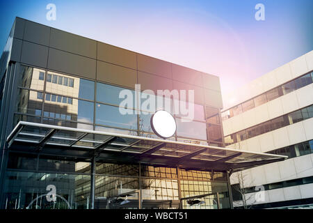 Weißes, rundes Schildermockup, modernes Geschäftsgebäude Stockfoto