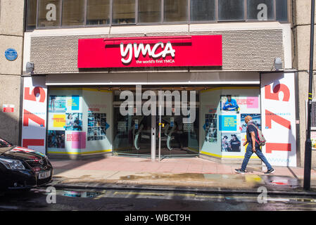 London, UK - August 2019: YMCA London Central vorderen Haupteingang auf die Great Russell St, Bloomsbury, London. Die weltweit erste YMCA, der führenden britischen Gesundheit, Stockfoto