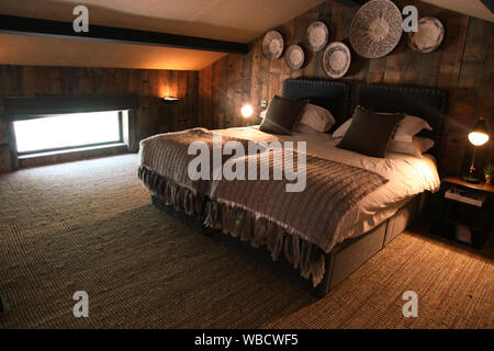 Eines der Schlafzimmer im Lion Lodge, Port Lympne Wild Animal Park Stockfoto