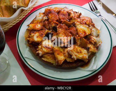 Appetitlich tentakel von Octopus mit gekochten Kartoffeln, gewürzt mit geräucherter Paprika Stockfoto