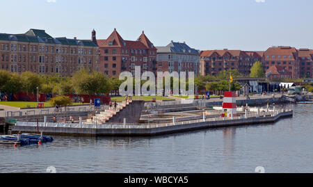 Die Islands Brygge harbor Badewanne in Kopenhagen einen warmen und sonnigen Morgen an Wochentagen im August. Stockfoto