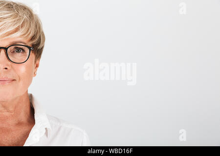 Portrait 7/8 von ihnen Frau mittleren Alters Tragen von Brillen an der Kamera über weissen Hintergrund im Studio isolierte suchen Stockfoto