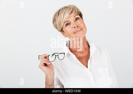 Portrait von Blond nach Frau mit Brille und Kamera über weissen Hintergrund im Studio isoliert Stockfoto