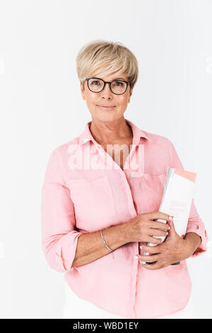 Portrait von uns Erwachsenen Frau tragen Brillen holding Studium Buch über weissen Hintergrund im Studio isoliert Stockfoto