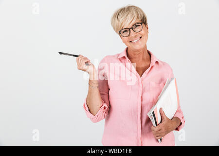 Portrait der blonden Frau tragen Brillen holding Studium Bücher und Pen isoliert auf weißem Hintergrund im Studio Stockfoto
