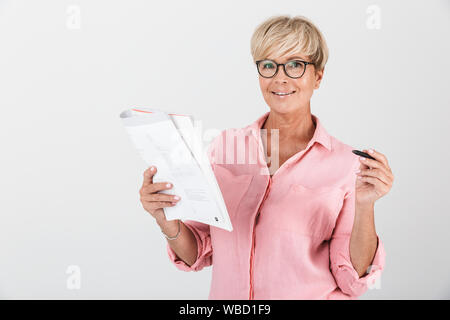 Portrait von zuversichtlich erwachsenen Frau tragen Brillen holding Studium Buch und Stift isoliert auf weißem Hintergrund im Studio Stockfoto