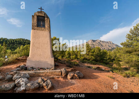 Kleine Kapelle mit Jungfrau, Montagne Sainte Victoire, Bouche-du-Rhône, Provence, Frankreich Stockfoto