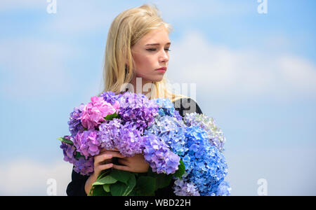 Sanfte Blume für die zarte Frau. Mädchen Ausschreibung blond halten Hortensie Blumen Blumenstrauß. Allergiefrei leben. Stop Allergie blühenden Jahreszeit. Genießen Sie Frühling ohne Allergie. Frühling blühen. Pollenallergie. Stockfoto