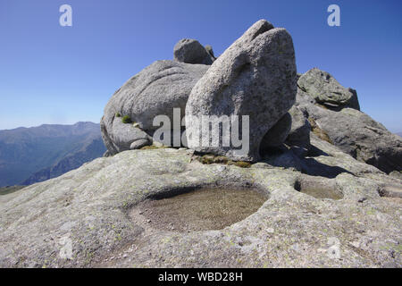 Granit Felsen auf GR 20, Punta Bianca in der Nähe von Zuflucht d'Usciolu, Frankreich, Korsika, GR 20. Stockfoto