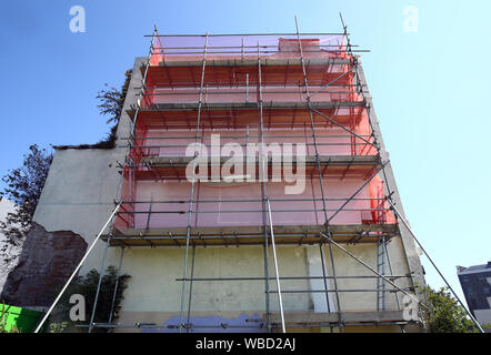 Eine Brexit-themed Banksy Wandbild in Dover, geheimnisvoll, mit weißer Farbe und Gerüsten bedeckt ist. Das Werk erschien auf einer ehemaligen Vergnügungen in der Nähe von Dover Fährhafen besetzt im Mai 2017 Arcade und zeigte eine EU-Flagge mit einem Handwerker weg abbrechend einer der Stars. Stockfoto