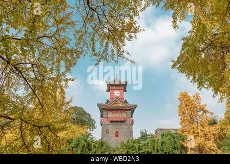 Clock Tower in Huaxi Campus der Sichuan University im Herbst Stockfoto