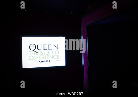 Montreux, Schweiz - 26. Juli 2019: Glänzender Bildschirm mit Vorzeichen Queen, die Studio Erfahrung, Kino. Im Casino von Montreux, wo der berühmte Band, ihre Alben aufgenommen fotografiert. Öffentliche Ausstellung. Stockfoto