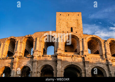 Das römische Amphitheater, die Arena, Arles, Bouche-du-Rhône, Provence, Frankreich Stockfoto