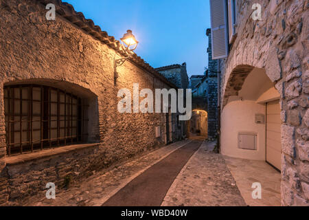 Saint-Paul-de-Vence, Dämmerung in kleine Gasse, Alpes-Maritimes, Provence-Alpes-Côte d'Azur, Frankreich Stockfoto