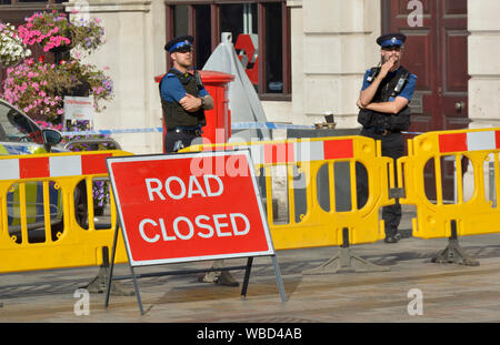 Maidstone, Kent, Großbritannien. Polizei Absperren der Innenstadt auf einem Sonntag Morgen während der forensischen Teams der Schauplatz von mehreren Messerstechereien über Nacht zu untersuchen. Stockfoto