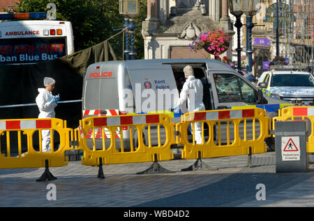 Maidstone, Kent, Großbritannien. Polizei Absperren der Innenstadt auf einem Sonntag Morgen während der forensischen Teams der Schauplatz von mehreren Messerstechereien über Nacht zu untersuchen. Stockfoto