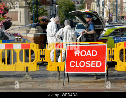 Maidstone, Kent, Großbritannien. Polizei Absperren der Innenstadt auf einem Sonntag Morgen während der forensischen Teams der Schauplatz von mehreren Messerstechereien über Nacht zu untersuchen. Stockfoto